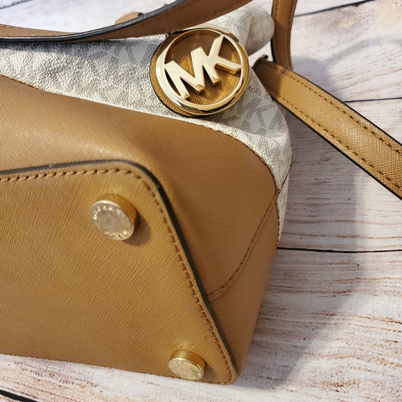 Michael Kors Signature Savannah Large Satchel - Picture 5 of 12